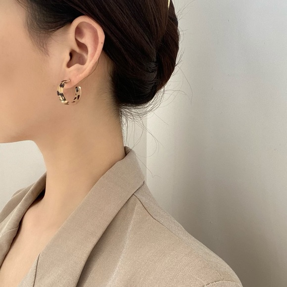 💙💕💕Last one Leopard Acrylic Hoops Earrings - Picture 2 of 11